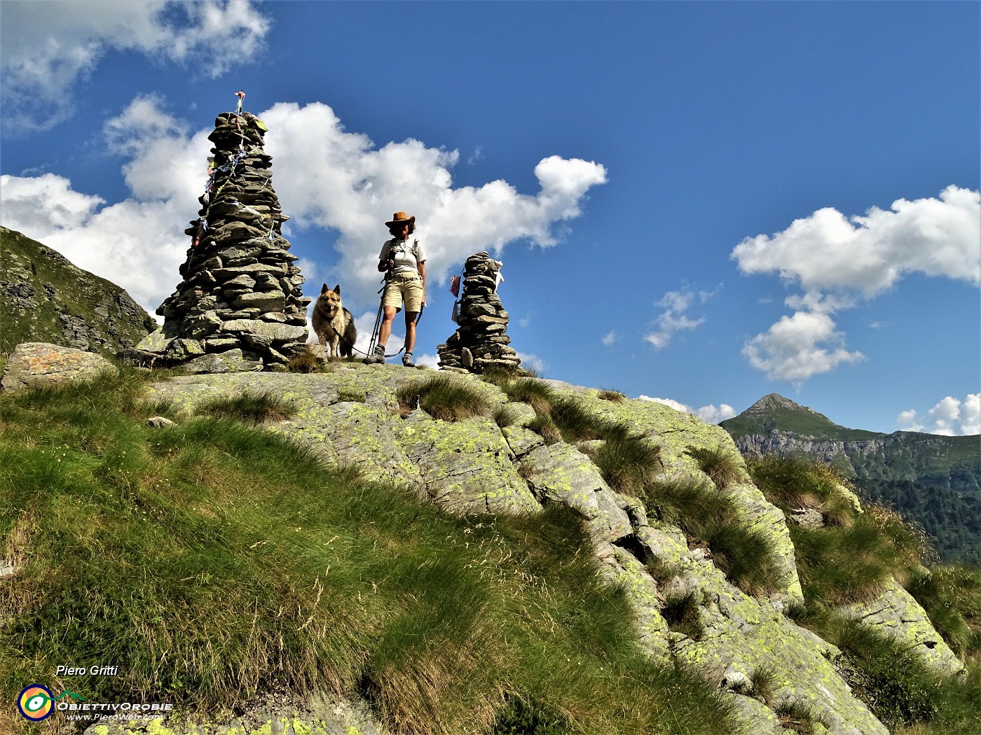 88 Erica e Dori tra i due omoni con vista verso il Monte Cavallo.JPG